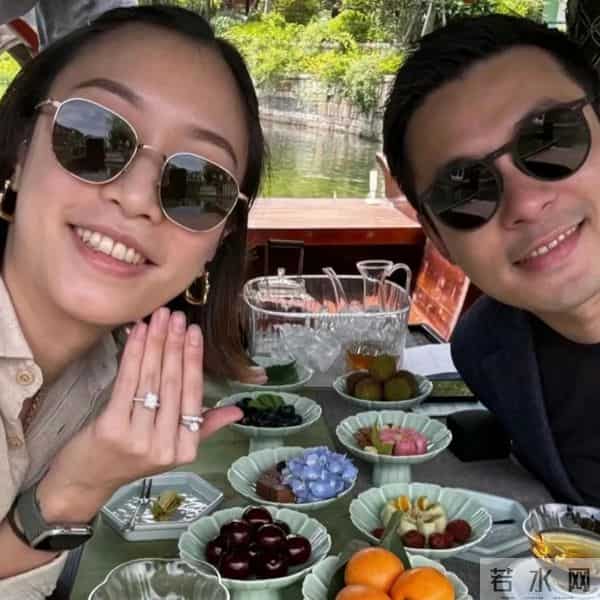 霍启仁雪山举行婚礼，妻子模样像婆婆朱玲玲，小腹隆起似双喜临门