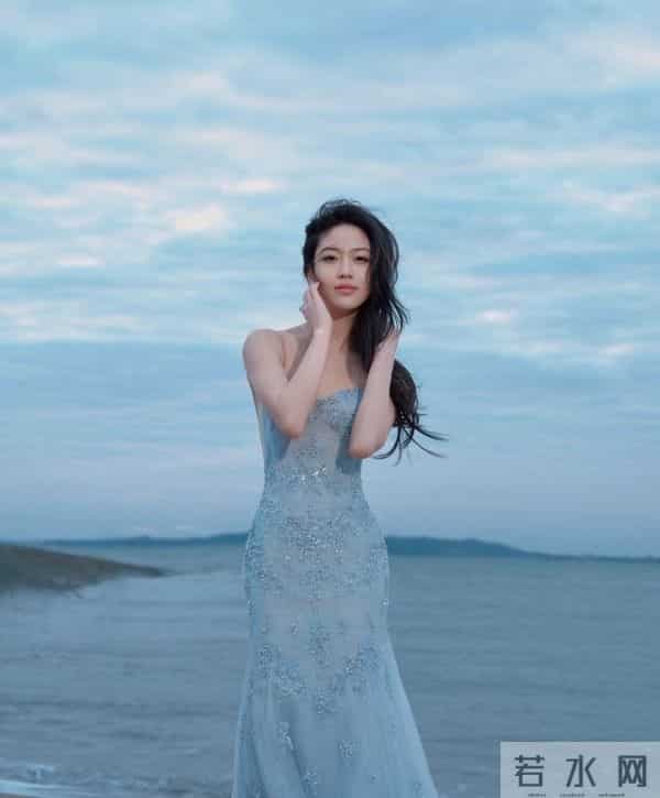 向涵之 吊带低胸裙