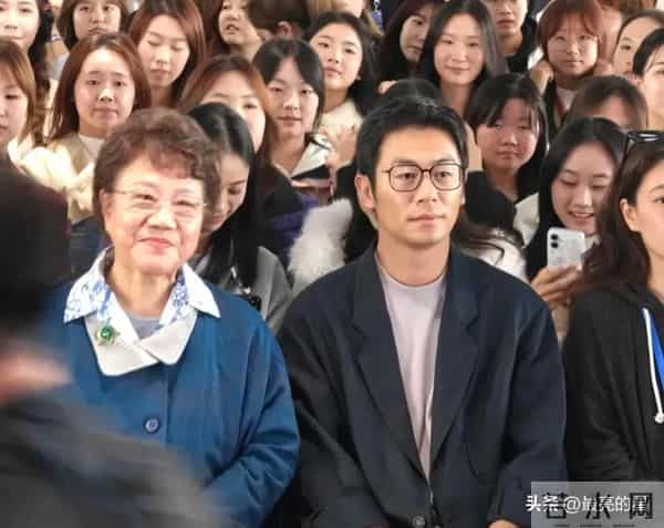 硬汉朱亚文现在面相都变了,很清冷 判若两人,是真正的实力派演员