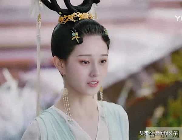 看到郭宇欣跑龙套旧照，站杨紫身边一点不输，才知啥叫小红靠捧