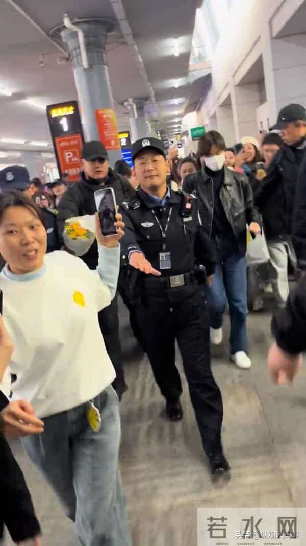 机场偶遇李宇春,穿土黄色棉袄平底鞋,被路人冲撞后眼神凌厉