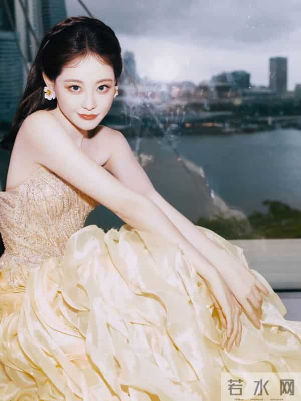 祝绪丹｜鎏金黄裙美出圈！抹胸碎钻裙尽显优雅氛围感