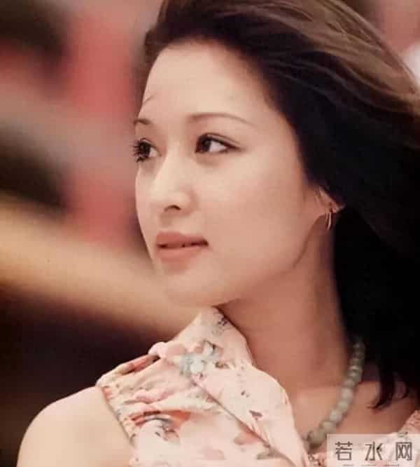 娱乐圈满族美女图鉴：每一位都貌美如花，谁最令你意想不到？