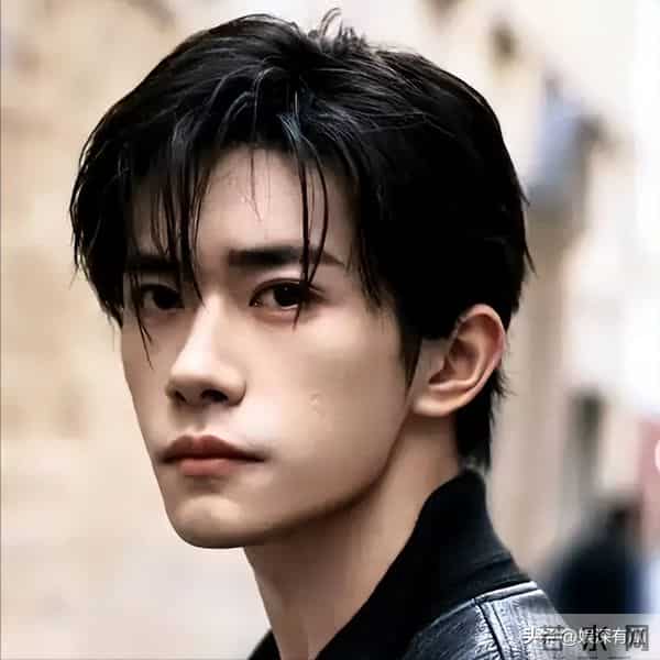 把烂牌打出"王炸",事实证明,易烊千玺走上了男明星的另一条大路