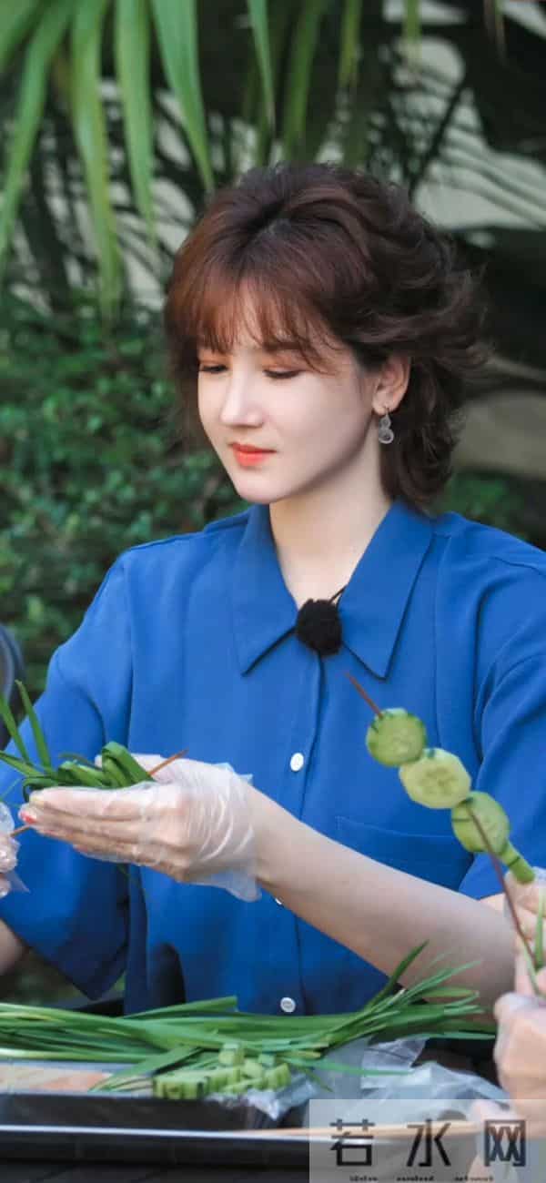 陈小纭|复古蕾丝裙配羊毛卷!这民国大小姐氛围感直接拉满