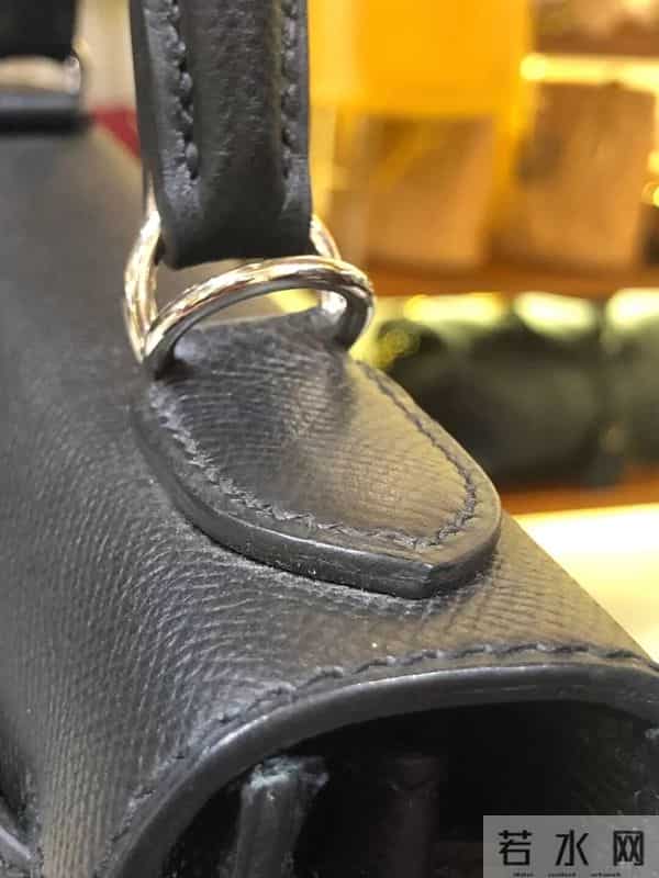 杨紫穿20年前的衣服出席活动，细心看还有污渍和虫洞…