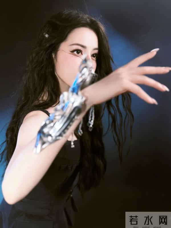 迪丽热巴｜黑裙甜酷风杀疯了！粉钻弓箭造型又美又飒