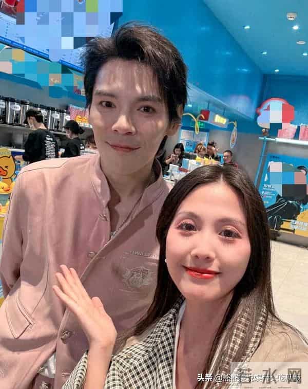 41岁向佐现身上海一家奶茶店，脸上化的妆太浓了，看起来好奇怪