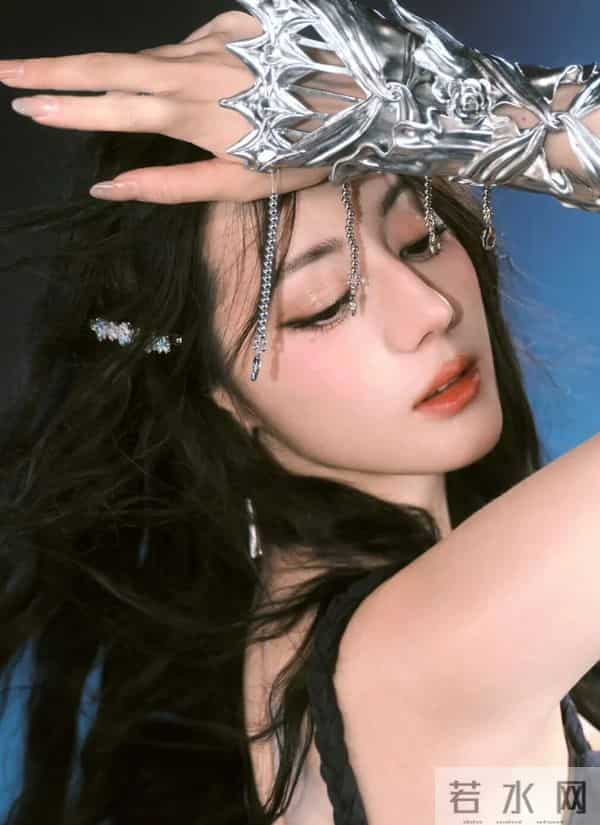 迪丽热巴｜黑裙甜酷风杀疯了！粉钻弓箭造型又美又飒