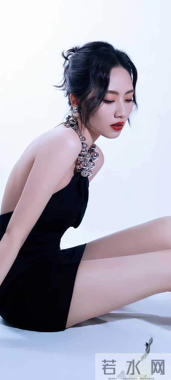 绝了！刘惜君写真杀疯了，御姐范碾压全场，网友：这姐藏得太深