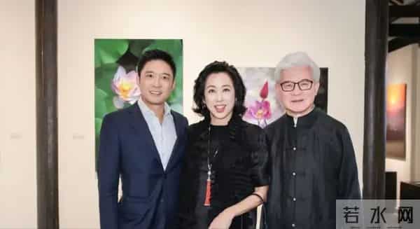 霍启仁婚礼照流出,老婆穿裹身裙小腹凸出似怀孕,看脸超像朱玲玲