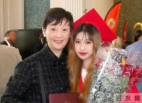 徐帆赴美参加养女徐朵的高中毕业典礼，徐朵蜕变惊艳全场！