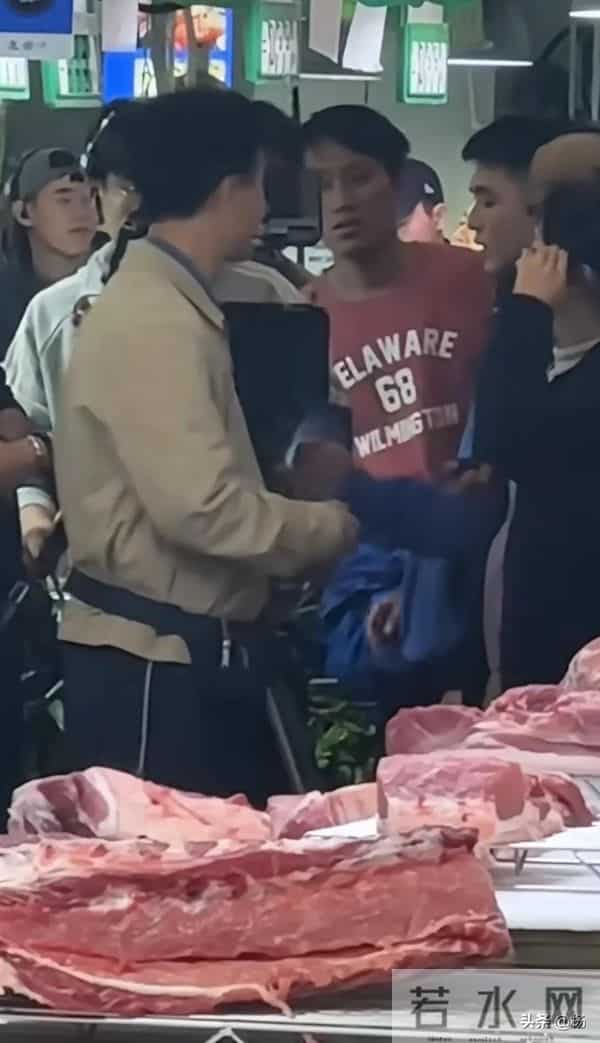 40岁黄轩现身北京菜市场买菜，腰间系着腰包，打扮朴素叔味好重！