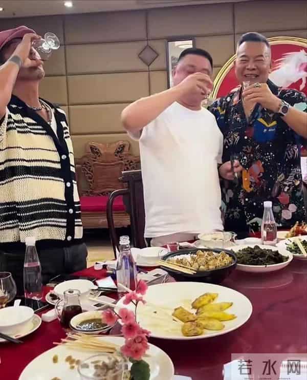 61岁孙兴离婚后首露面！与吴毅将吃13道硬菜喝茅台，苍老憔悴