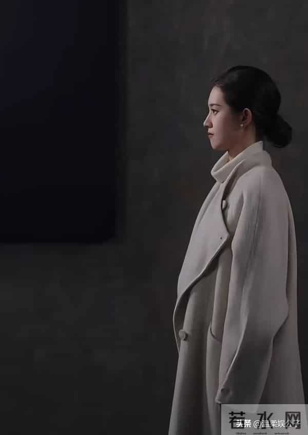 看到郭宇欣跑龙套旧照，站杨紫身边一点不输，才知啥叫小红靠捧