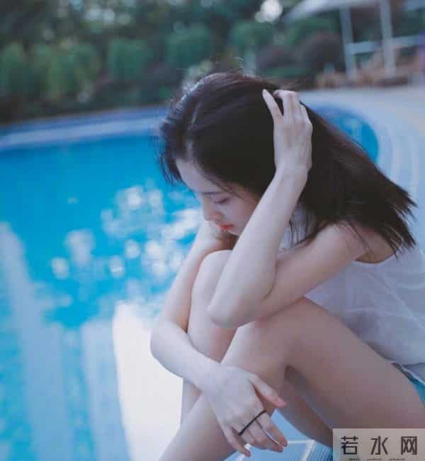 张静雯水边光脚蜷坐,肤白腿嫩,清甜劲儿好勾人