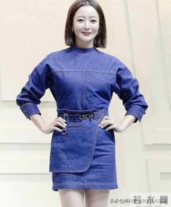 金喜善换了波波头短发后大变样！穿牛仔短裙+长筒靴，差点认不出