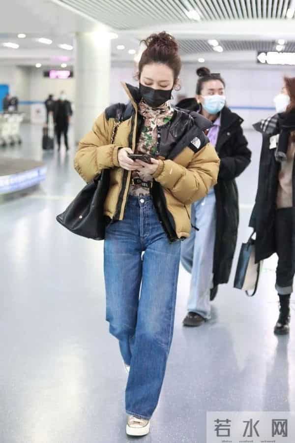 王鸥烫了羊毛卷带火了秋冬新穿搭:羽绒服+牛仔裤,高级又洋气