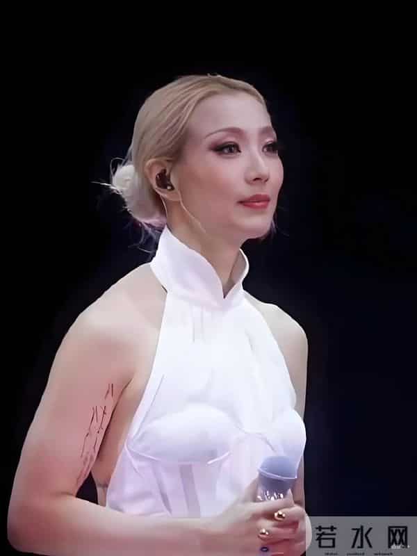 53岁郑秀文现身澳门，穿紧身背心身材火辣，生图近照像二十出头