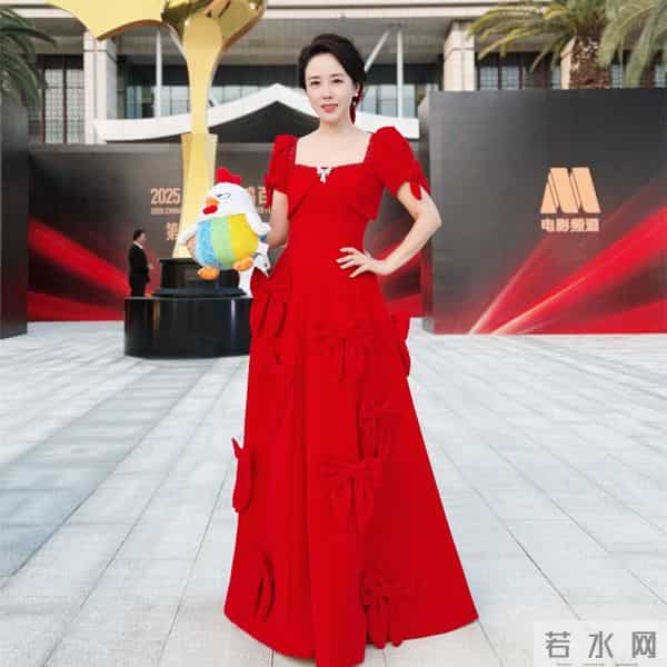 颜丹晨成电影红毯女王,红色泡泡裙惊艳全场,宋佳封后印小天蹭流