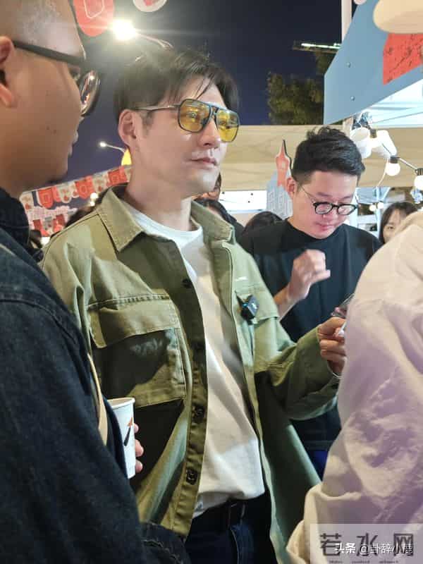 严屹宽现身泉州被偶遇,五官立体,实在太帅了 古装男神可不是吹的