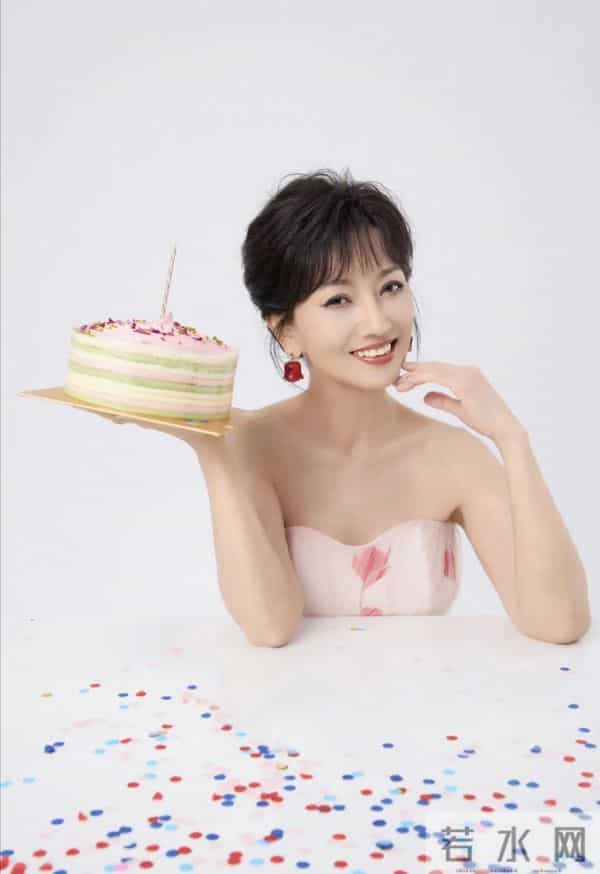 闫妮素颜曝光显老态,网友抓拍明星,高清镜头下,原来她们长这样