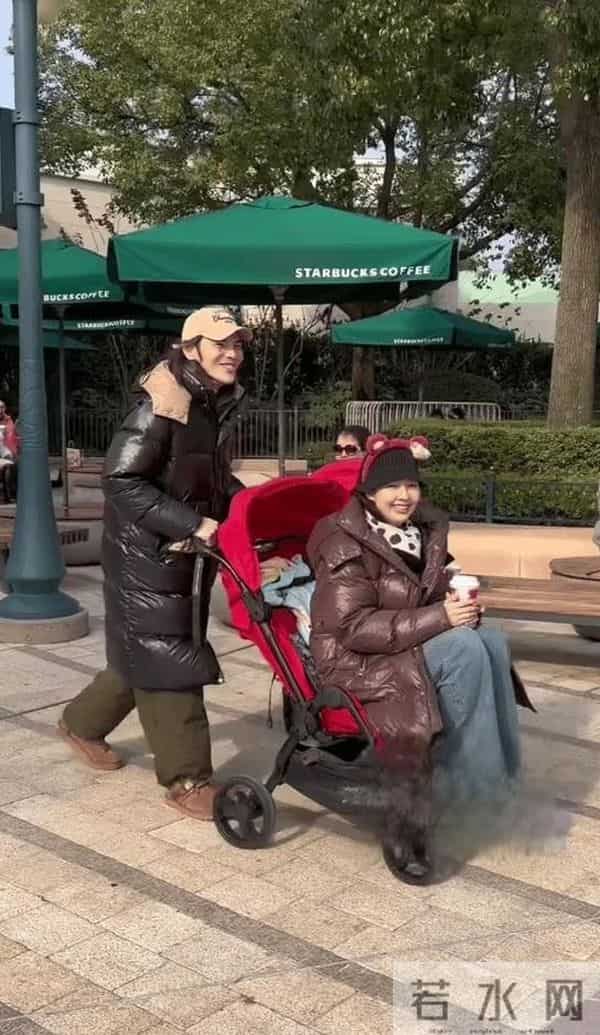 郭碧婷一家游新加坡，向佐穿得比老婆还嫩，好像儿子看妈妈的感觉