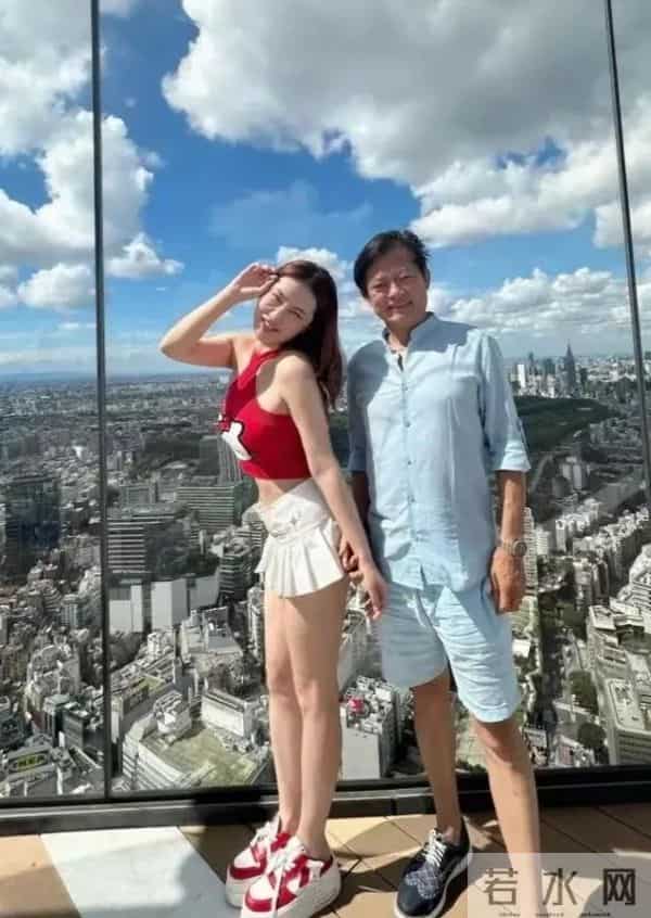 65岁歌唱家莫华伦与35岁妻子东京度假，真令人羡慕！