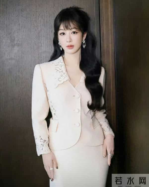 杨紫穿20年前的衣服出席活动，细心看还有污渍和虫洞…