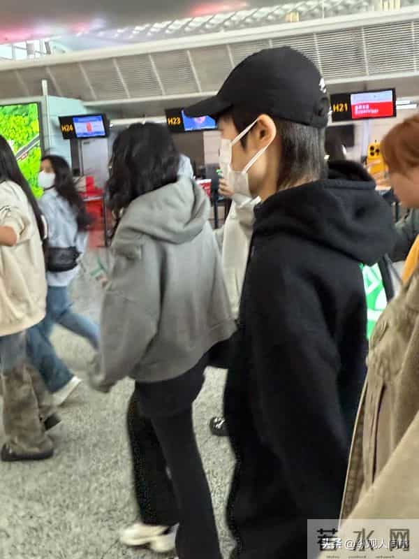 机场偶遇李宇春,穿土黄色棉袄平底鞋,被路人冲撞后眼神凌厉