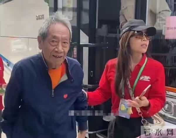 “老夫少妻”的残酷暴露无遗，王奎荣尽显老态，妻子依旧容颜娇美