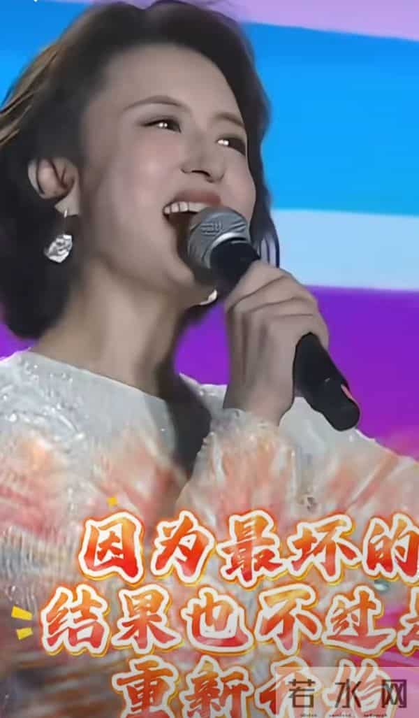 张蕾谈人生感悟，亮裙短发气质优雅美得好高级