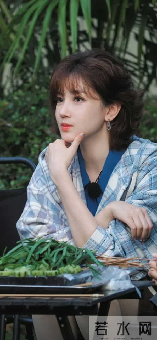 陈小纭|复古蕾丝裙配羊毛卷!这民国大小姐氛围感直接拉满