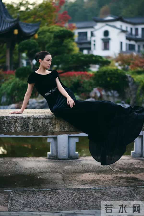 马苏丝绒黑裙衬纤美身段，国风园里裙摆轻扬，冷艳贵气太出挑