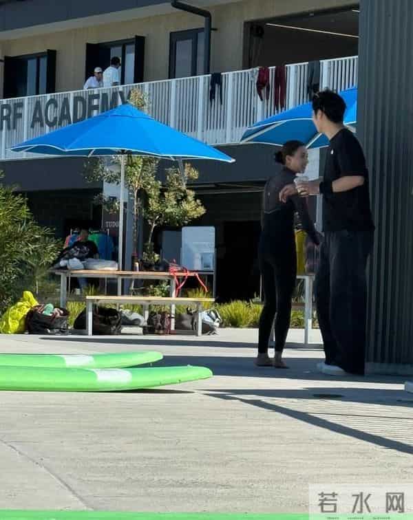 窦骁何超莲被传婚变后首合体,夫妇俩在澳洲冲浪,女方笑得好开心