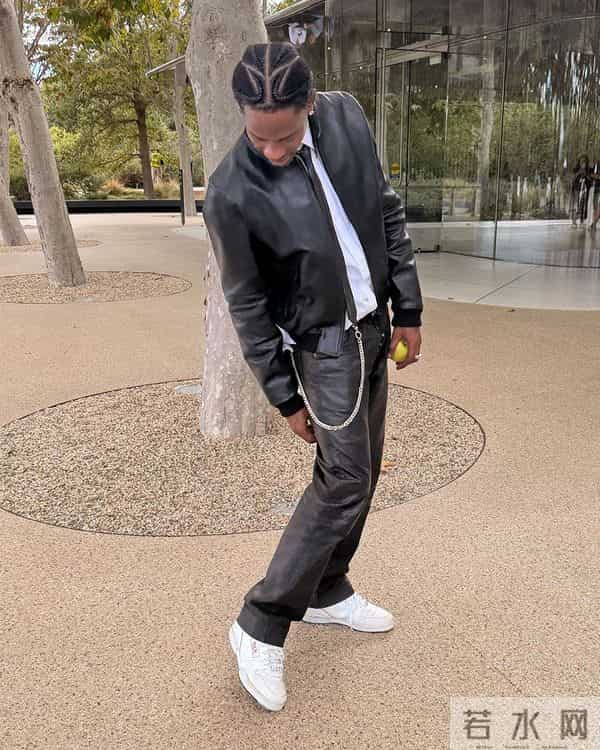 苹果 CEO 又穿球鞋!这次是「闪电倒钩」!