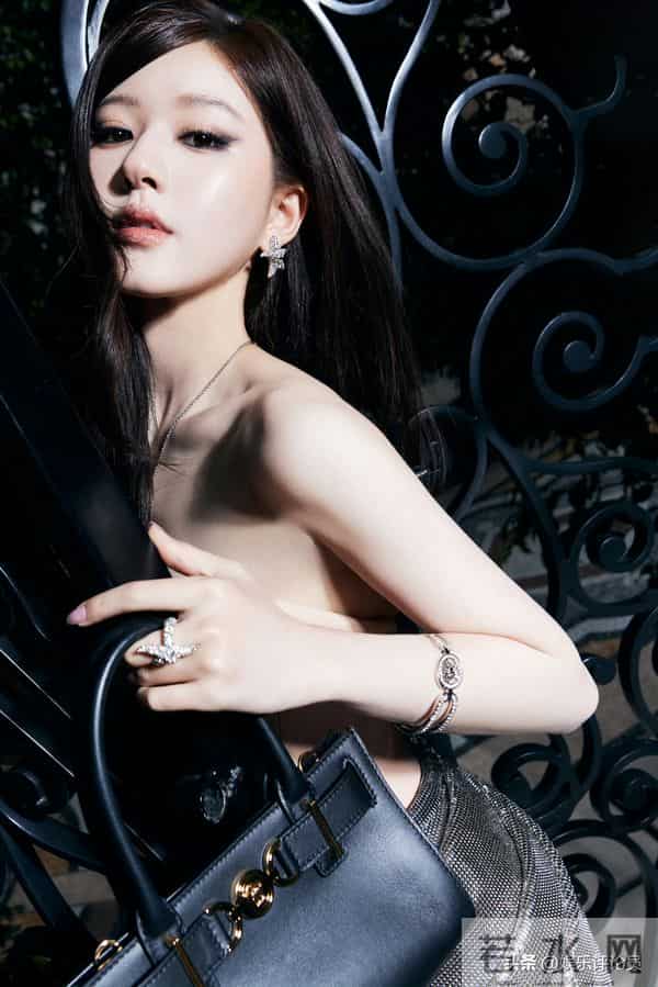 赵露思抹胸超短裙亮相，妆容却成热议焦点，网友直呼：一言难尽！