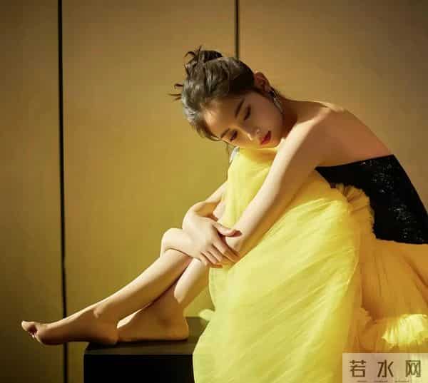 光着小腿丫子的陈钰琪 太美丽动人了。