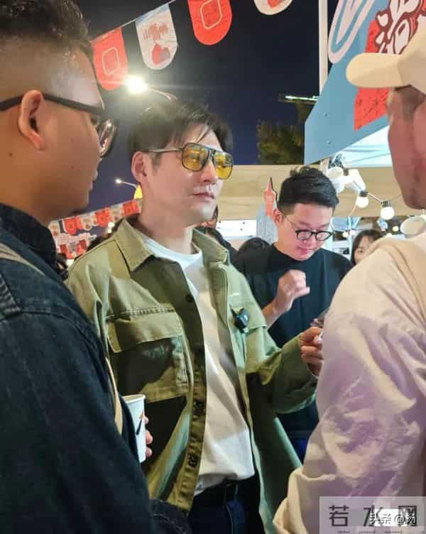 46岁严屹宽和朋友泉州逛街,打扮低调外表好年轻,脸蛋是真抗打啊