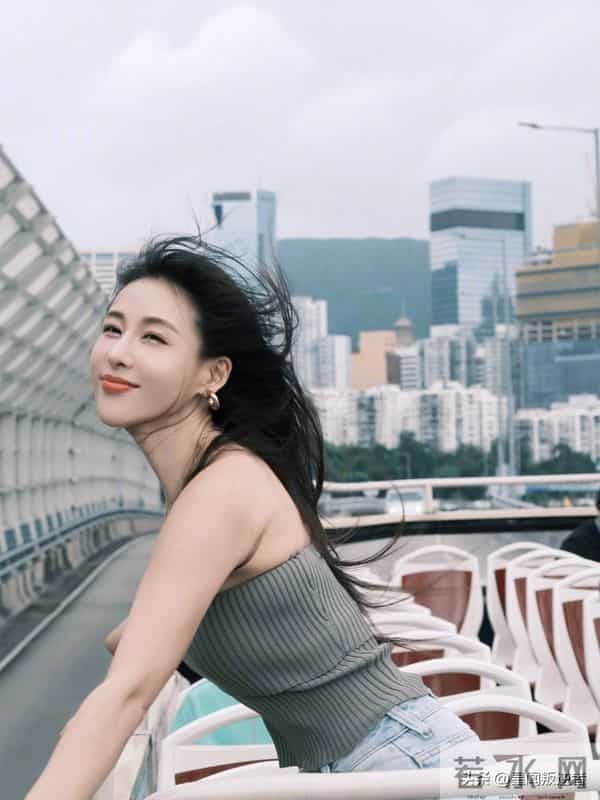 我的天,人间尤物贾青秋日吊带背心牛仔,是青春穿搭的模样