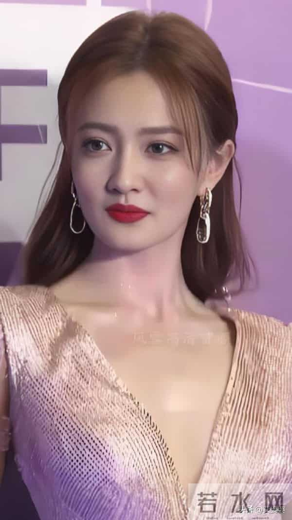 既有少女的清新甜润,又有成熟女性的冷艳疏离 “草原女神 ”徐璐