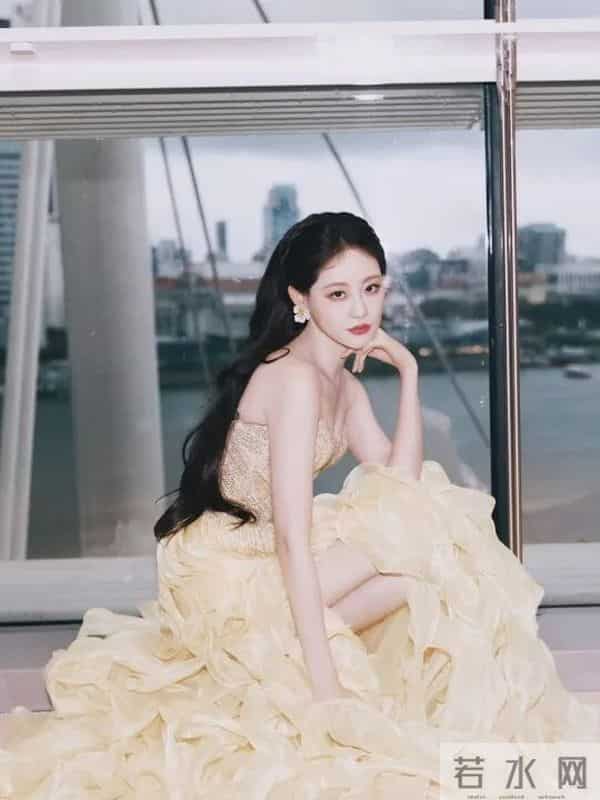 祝绪丹｜鎏金黄裙美出圈！抹胸碎钻裙尽显优雅氛围感