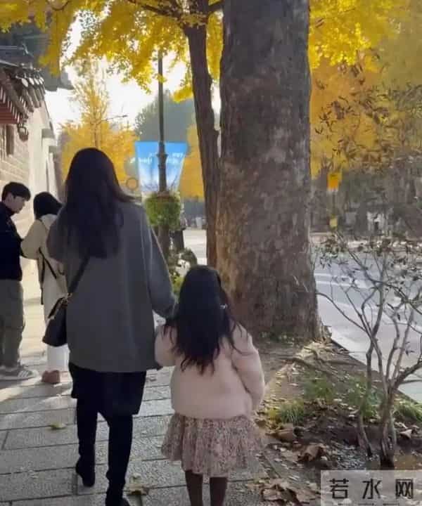 崔智友带娃出游，这身材和颜值，披麻袋都好看，行走的衣架子啊！