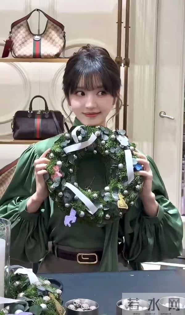 田曦薇现身上海恒隆,怼脸拍也好美,可盐可甜,捂嘴笑都那么漂亮