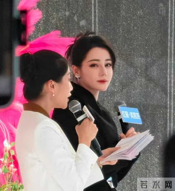 迪丽热巴空降家居城！五官锋利皮肤紧致，与连病仨月状态差别大