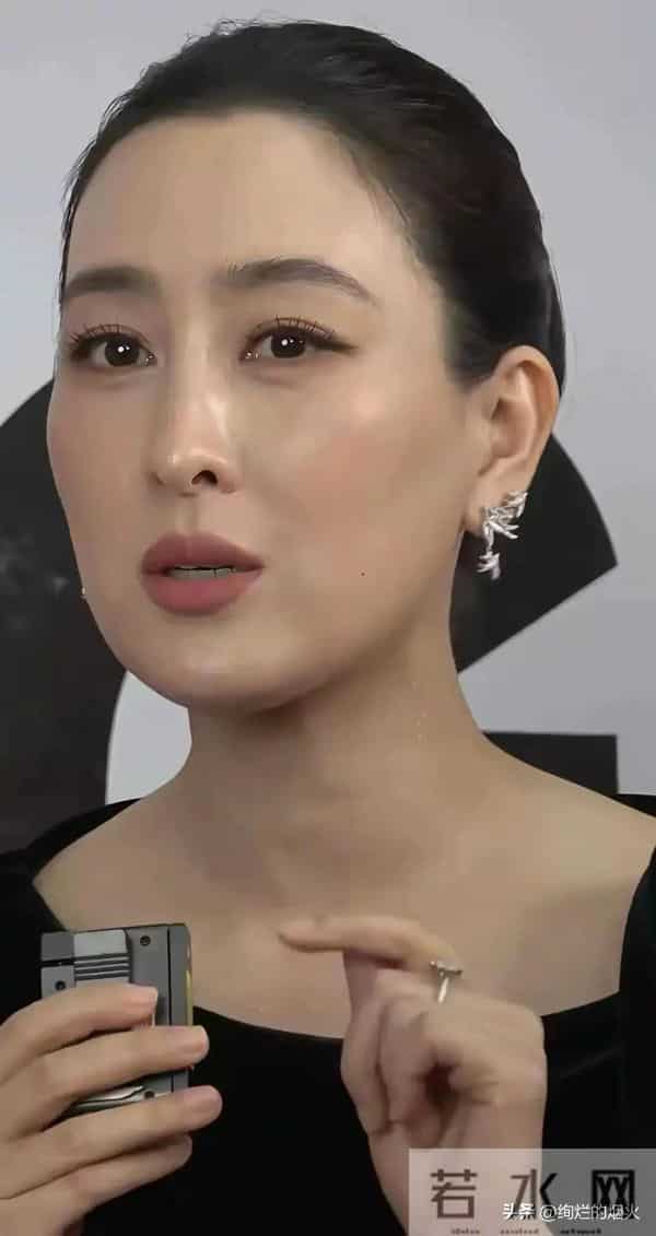 44岁马苏好漂亮,真会保养 脸上没有皱纹,皮肤紧致 看着跟小姑娘