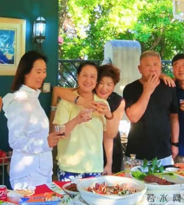 原来他俩是夫妻,家里家外老婆是领导,68岁住大别墅仍坚持拍戏