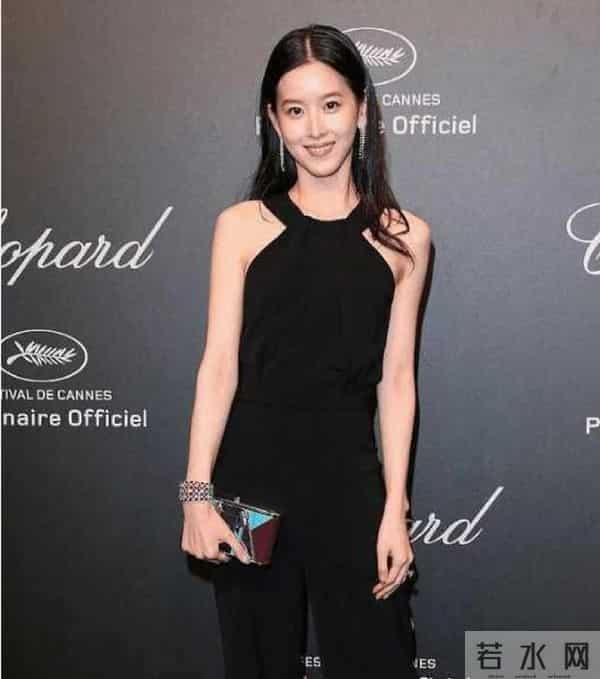 “婚变风波”仅10天，31岁章泽天又官宣喜讯，野心太大藏不住了！