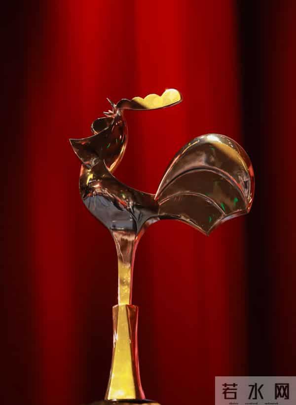 李丹儿亮相金鸡奖红毯,穿闪钻挂脖纱裙气质温婉