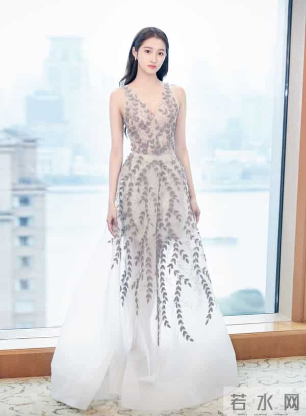 · 关晓彤:结婚不是必选项,把自己活明白才是